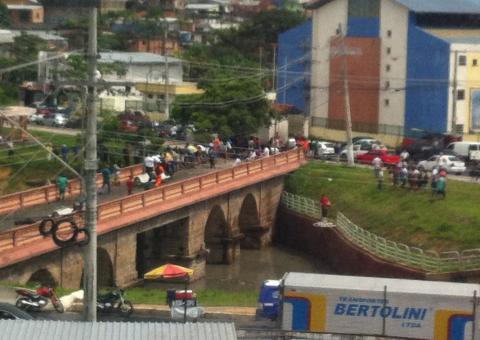 Automóvel é lançado no igarapé do Educandos